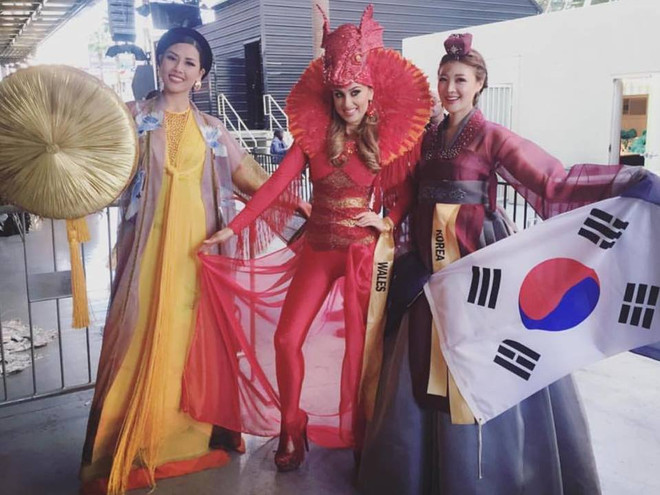 Nguyễn Thị Loan duyên dáng trong phần thi trang phục dân tộc ảnh 1