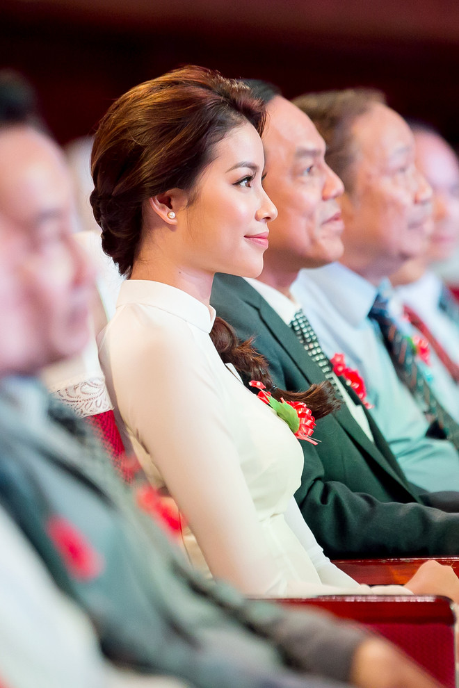 Phạm Hương về thăm trường cũ, tặng học bổng cho các bạn sinh viên ảnh 5