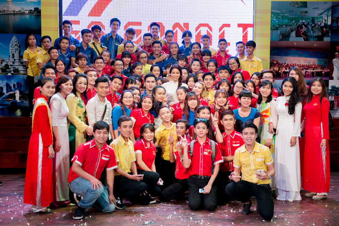 Phạm Hương về thăm trường cũ, tặng học bổng cho các bạn sinh viên ảnh 4