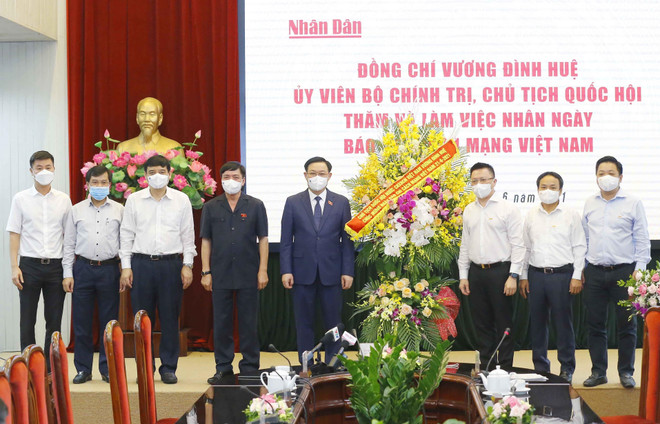 [Photo] Chủ tịch Quốc hội Vương Đình Huệ chúc mừng Báo Nhân Dân ảnh 2