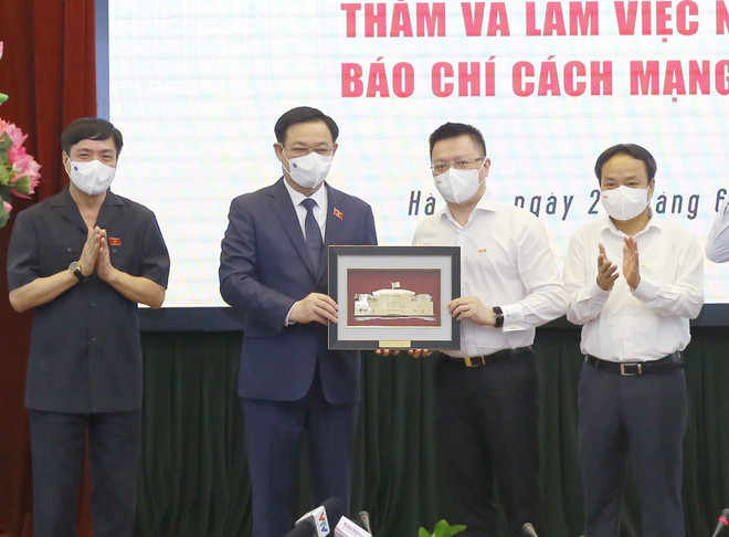 [Photo] Chủ tịch Quốc hội Vương Đình Huệ chúc mừng Báo Nhân Dân ảnh 4