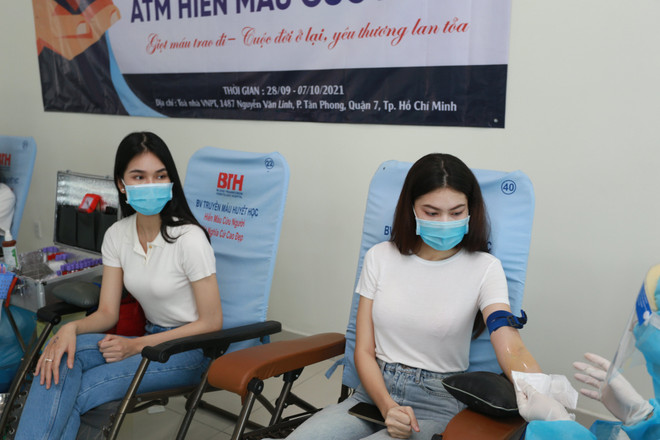 Dàn hoa hậu, á hậu hưởng ứng ngân hàng ''ATM hiến máu cứu người'' ảnh 1