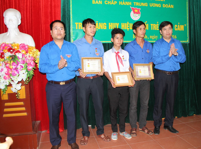 Trao huy hiệu "Tuổi trẻ dũng cảm" cho 3 đoàn viên cứu người trong lũ ảnh 1
