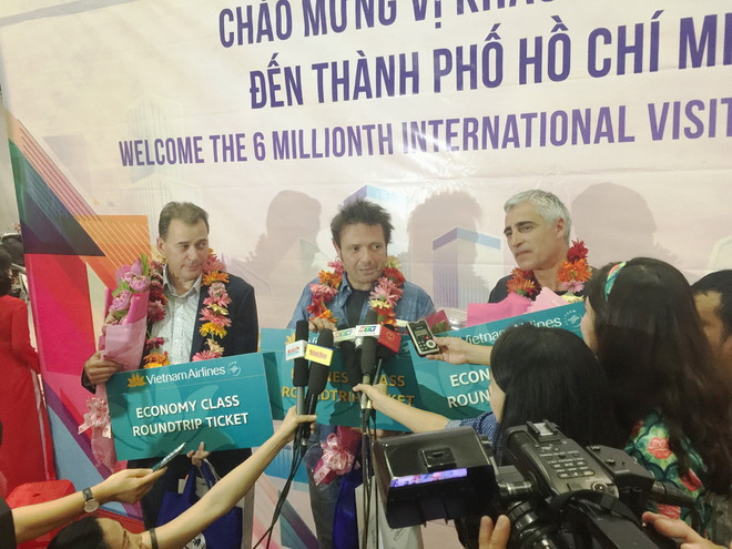 Ông Mitchener David William (giữa) trả lời phóng viên các báo và đài truyền hình thành phố. (Ảnh: Gia Thuận/TTXVN) Vị khách thứ 6 triệu trong năm 2017 bật mí: Tôi mê phở Việt Nam ảnh 1