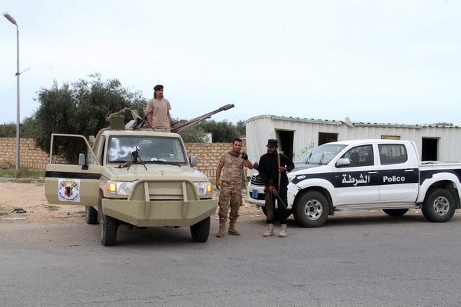 Binh sỹ Libya tuần tra tại Aziziya, Libya ngày 10/11. (Nguồn: THX/TTXVN) Nga để ngỏ hợp tác với các nước nhằm giải quyết khủng hoảng Libya ảnh 1