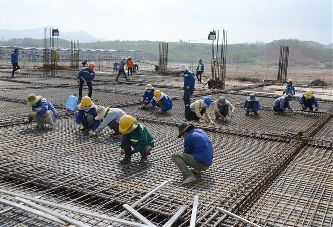 Công nhân làm việc tại công trường trong ngày đầu Năm mới. (Nguồn: TTXVN) Thủ tướng ra chỉ thị đôn đốc thực hiện nhiệm vụ sau kỳ nghỉ Tết ảnh 2