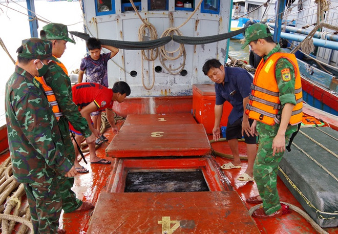 Cà Mau: Phát hiện tàu vận chuyển trên 16.000 lít dầu trái phép ảnh 1