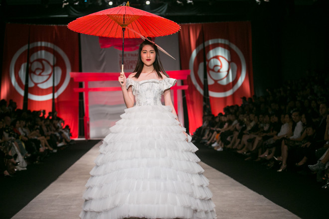 Siêu mẫu Thu Hằng diện bộ đầm kết từ 150m vải đính hạt Swarovski ảnh 1