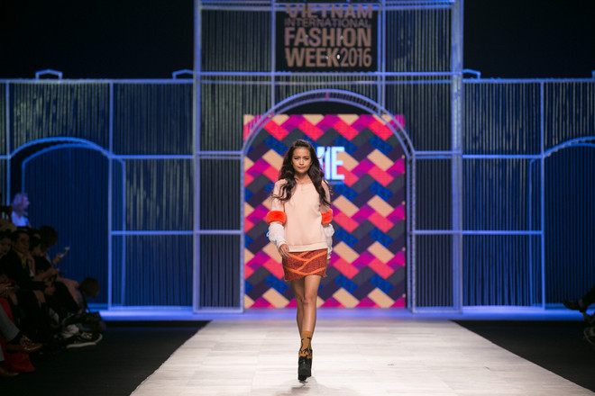 Những cô nàng Rock Chic hiện đại trong các thiết kế ready-to-wear ảnh 2