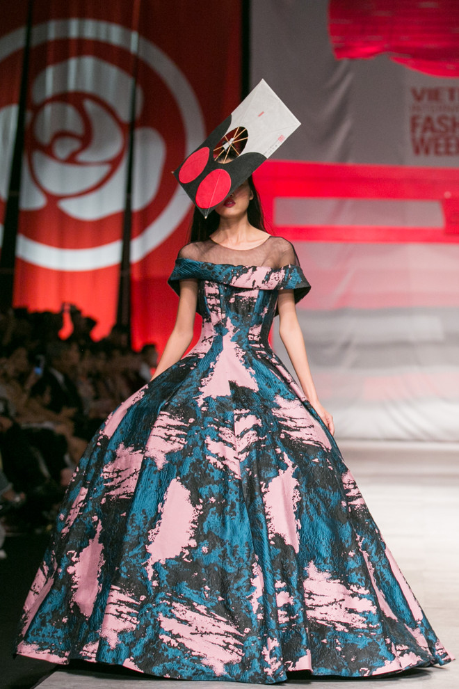 Siêu mẫu Thu Hằng diện bộ đầm kết từ 150m vải đính hạt Swarovski ảnh 18