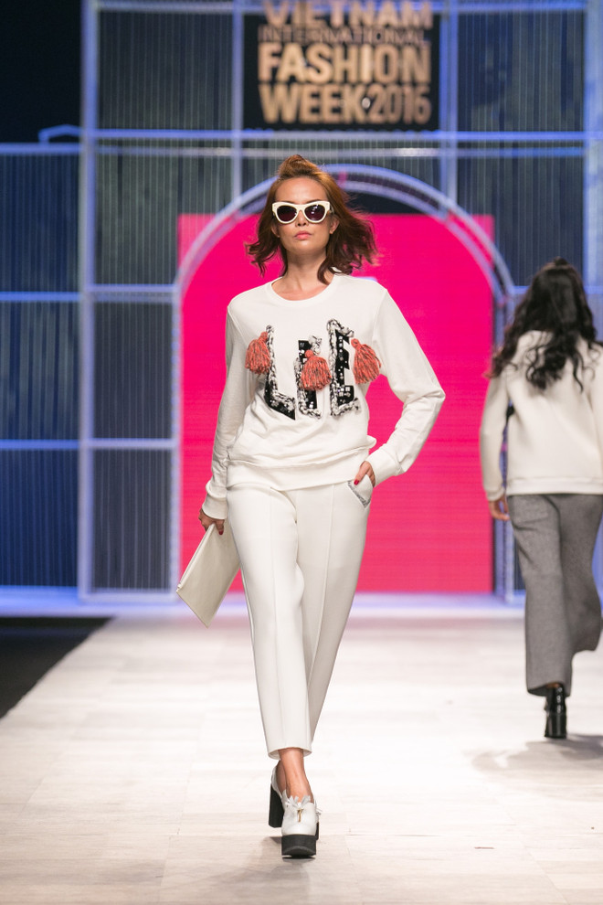 Những cô nàng Rock Chic hiện đại trong các thiết kế ready-to-wear ảnh 6