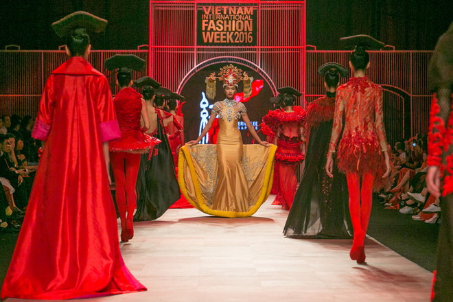 Frederick Lee nhuộm đỏ sàn diễn với bộ sưu tập cảm hứng phương Đông ảnh 1