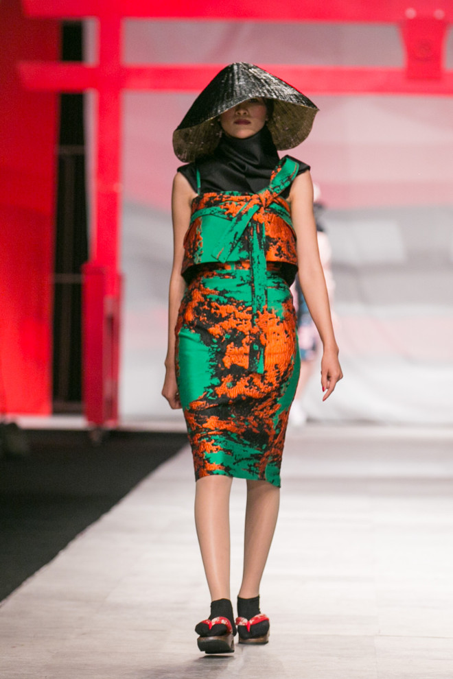 Siêu mẫu Thu Hằng diện bộ đầm kết từ 150m vải đính hạt Swarovski ảnh 9