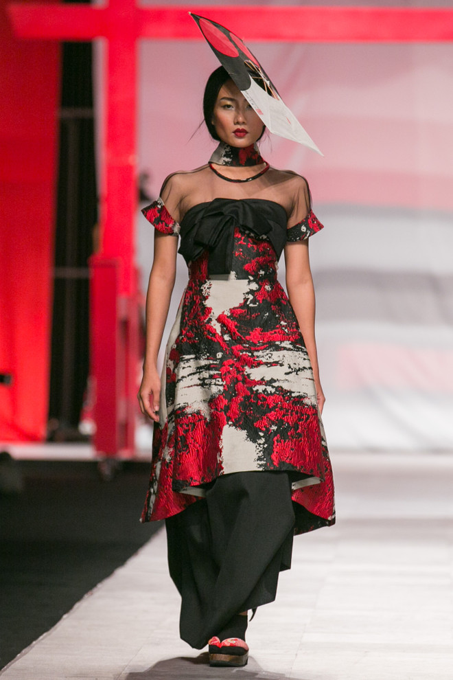 Siêu mẫu Thu Hằng diện bộ đầm kết từ 150m vải đính hạt Swarovski ảnh 6