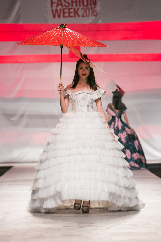 Siêu mẫu Thu Hằng diện bộ đầm kết từ 150m vải đính hạt Swarovski ảnh 19