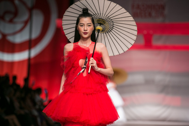 Siêu mẫu Thu Hằng diện bộ đầm kết từ 150m vải đính hạt Swarovski ảnh 2