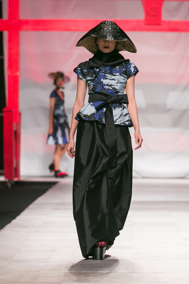 Siêu mẫu Thu Hằng diện bộ đầm kết từ 150m vải đính hạt Swarovski ảnh 7