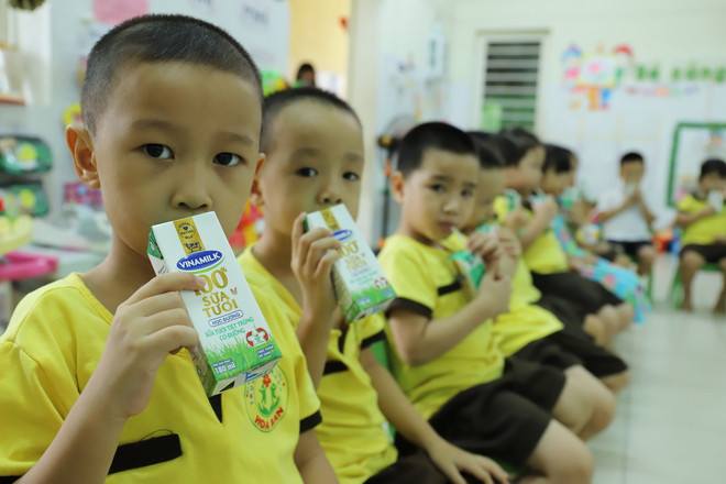 Giờ uống sữa tại các trường mầm non ở Đà Nẵng trong ngày nhập học đầu tiên sau giãn cách. (Nguồn: Vietnam+) Đà Nẵng cho học sinh uống sữa học đường ngay ngày đầu tựu trường ảnh 3