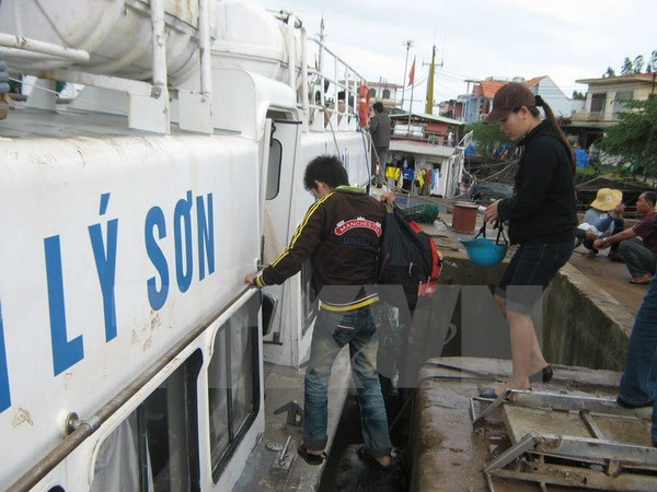 Hơn 1.200 du khách rời đảo Lý Sơn về đất liền sau 2 ngày biển động ảnh 1