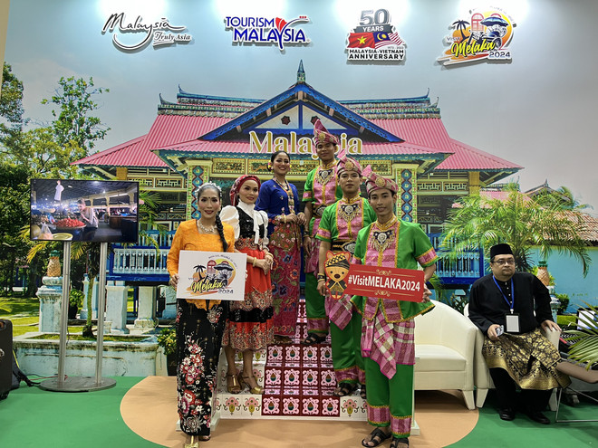 Du lịch Malaysia giới thiệu tại Hội chợ du lịch quốc tế-VITM Hà Nội 2023. (Ảnh: Mai Mai/Vietnam+) VITM 2023: Sôi động các chương trình ưu đãi, kích cầu du lịch ảnh 2