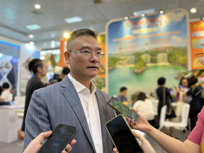 Ông Nguyễn Công Hoan, CEO Flamingo Redtours chia sẻ về xu hướng du lịch tại hội chợ. (Ảnh: Mai Mai/Vietnam+) VITM 2023: Sôi động các chương trình ưu đãi, kích cầu du lịch ảnh 3