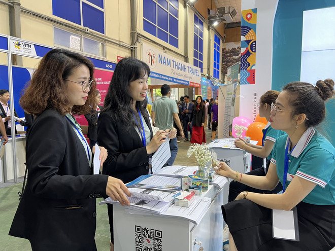Du khách tìm hiểu thông tin tại hội chợ sáng nay, ngày 13/4. (Ảnh: Mai Mai/Vietnam+) VITM 2023: Sôi động các chương trình ưu đãi, kích cầu du lịch ảnh 1