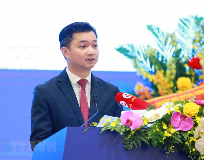 Bí thư Trung ương Đoàn Nguyễn Minh Triết trình bày báo cáo kết quả Tọa đàm 'Tăng cường năng lực số cho thanh niên.' (Ảnh: TTXVN) Bế mạc Hội nghị Nghị sỹ Trẻ Toàn cầu lần thứ 9 tại Hà Nội ảnh 3