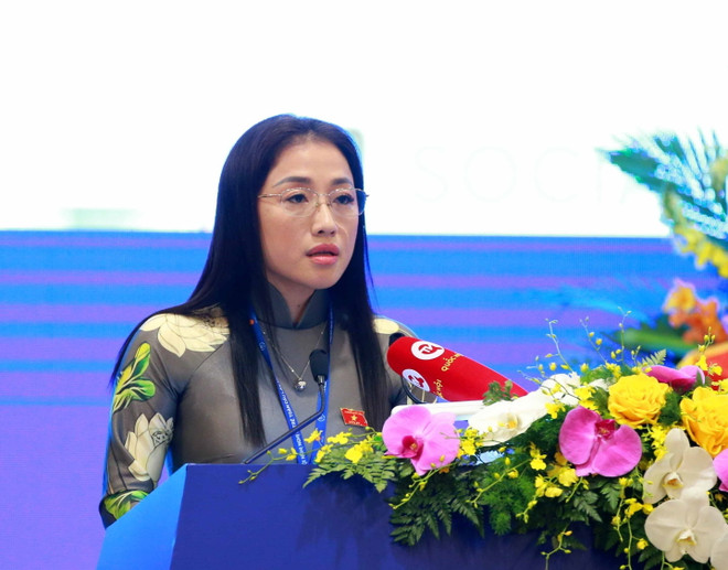 Đại biểu Quốc hội Việt Nam Trần Khánh Thu trình bày Báo cáo tóm tắt của Phiên thảo luận. (Ảnh: TTXVN) Bế mạc Hội nghị Nghị sỹ Trẻ Toàn cầu lần thứ 9 tại Hà Nội ảnh 4