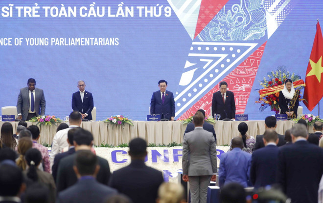 Chủ tịch Quốc hội Vương Đình Huệ và đại biểu tưởng niệm những nạn nhân xấu số trong vụ cháy chung cư mini ở Thanh Xuân, Hà Nội. (Ảnh: TTXVN) Bế mạc Hội nghị Nghị sỹ Trẻ Toàn cầu lần thứ 9 tại Hà Nội ảnh 2