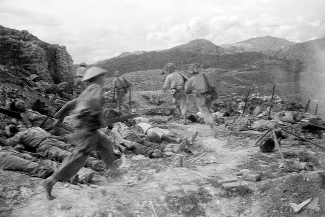 Bộ đội ta tấn công các vị trí xung yếu của địch trên đồi A1, ngày 6/5/1954. (Ảnh: Tư liệu TTXVN) ttxvn_chien thang dien bien phu.jpg