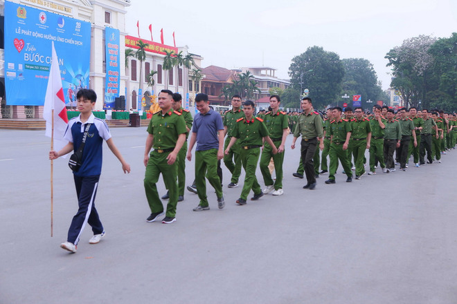 Cán bộ, chiến sỹ Công an tỉnh Nam Định tham gia chương trình 'Triệu bước chân nhân ái' năm 2024. (Ảnh: Công Luật/TTXVN) ttxvn_buoc chan nhan ai 2.jpg