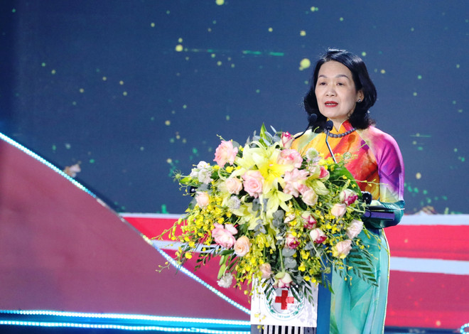 Bà Bùi Thị Hòa, Bí thư Đảng đoàn, Chủ tịch Hội Chữ thập Đỏ Việt Nam, phát biểu tại lễ phát động. (Ảnh: Phan Quân/TTXVN) ttxvn_thang nhan dao cap quoc gia (3).jpg