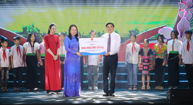 Quyền Chủ tịch nước Võ Thị Ánh Xuân trao 300 suất học bổng trị giá 300 triệu đồng tặng các em học sinh dân tộc thiểu số vượt khó học giỏi trên địa bàn tỉnh Điện Biên. (Ảnh: Phan Quân/TTXVN) ttxvn_thang nhan dao cap quoc gia (2).jpg