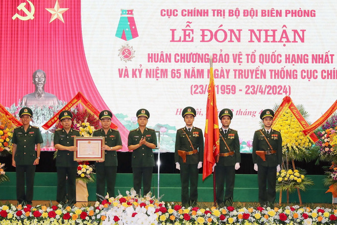 Trung tướng Nguyễn Anh Tuấn, Chính Ủy Bộ đội Biên phòng trao Huân chương Bảo vệ Tổ quốc hạng Nhất cho Cục Chính trị Bộ đội Biên phòng. (Ảnh: Trọng Đức/TTXVN) ttxvn_bo doi bien phong 2.jpg