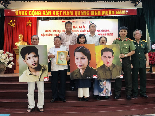 Ban tổ chức trao tặng di ảnh cho đại diện gia đình các văn nghệ sỹ, trí thức đã hy sinh hoặc có công trong kháng chiến. (Ảnh: Phương Lan/TTXVN) ttxvn_di anh 2.jpg