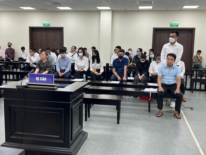 Các bị cáo trả lời thẩm vấn trước tòa. (Ảnh: Kim Anh/TTXVN) ttxvn_Vu Vimedimex 2.jpg