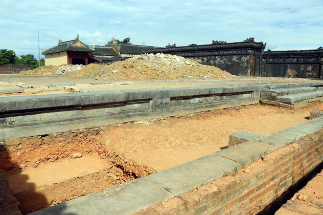 Khai quật, khảo cổ học hệ thống nền móng Điện Cần Chánh trong Đại Nội Huế. (Ảnh: Đỗ Trưởng/TTXVN) ttxvn_dien can chanh 2.jpg