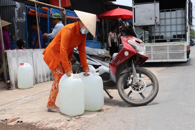 Người dân đến lấy nước tại một điểm cấp nước. (Ảnh: Minh Trí/TTXVN) ttxvn_han man gay gat 3.jpg