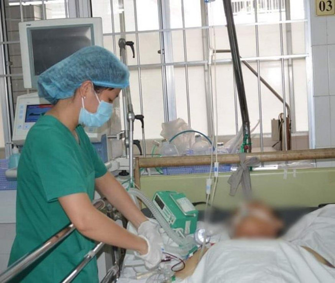 Bác sỹ thăm khám cho bệnh nhân sau phẫu thuật. (Ảnh: TTXVN) Cứu sống bệnh nhân bị đâm thấu ngực, sốc mất máu rất nặng ảnh 1