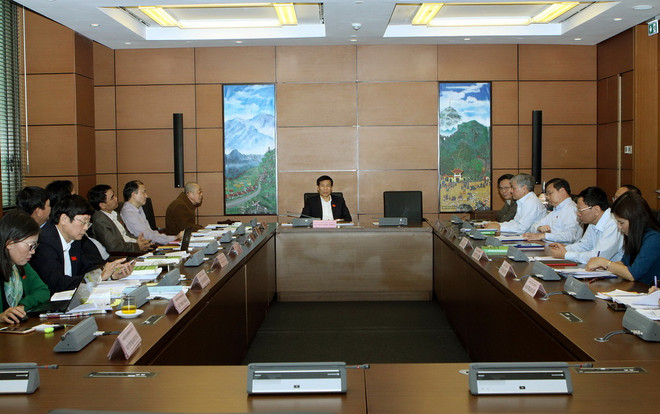 Đại biểu Quốc hội thảo luận tại tổ về báo cáo công tác nhiệm kỳ ảnh 2