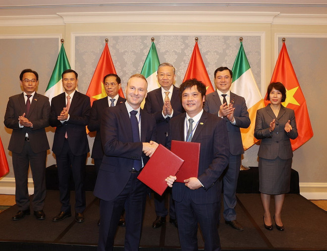 ttxvn_Tong bi thu_van kien hop tac Vietnam_Ireland 5.jpg