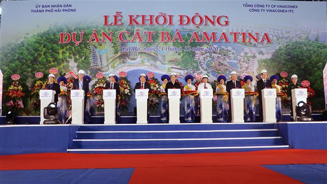 Các đại biểu thực hiện nghi thức khởi công dự án. (Ảnh: Hoàng Ngọc/TTXVN) Hải Phòng: Khởi động dự án đô thị du lịch lớn ở đảo Cát Bà ảnh 1