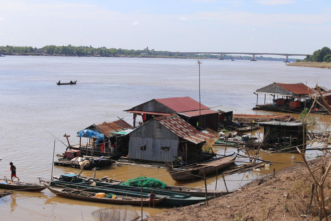 Thăm hỏi, tặng quà bà con gốc Việt bị lũ lụt tại 3 tỉnh của Campuchia ảnh 2