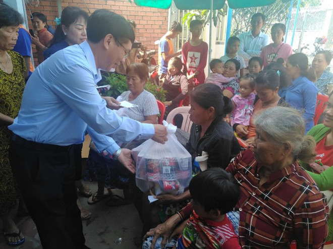 Thăm hỏi, tặng quà bà con gốc Việt bị lũ lụt tại 3 tỉnh của Campuchia ảnh 1