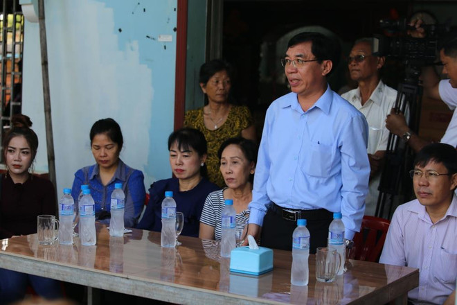 Thăm hỏi, tặng quà bà con gốc Việt bị lũ lụt tại 3 tỉnh của Campuchia ảnh 3