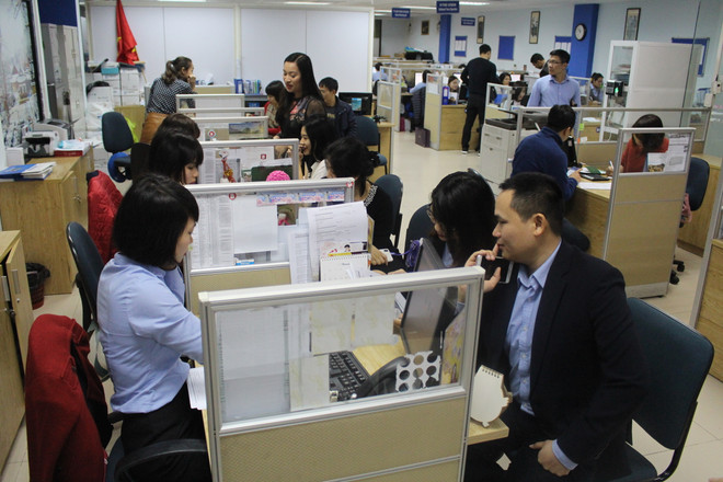 Các bàn tư vấn viên của Vietrantour luôn kín chỗ, điện thoại trực gần như hết công suất. (Ảnh: CTV) Công ty du lịch “nóng máy” trước trận chung kết của U23 Việt Nam ảnh 4