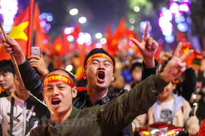 Cổ động viên Việt Nam ăn mừng sau chiến thắng bán kết của U23. (Ảnh: Lê Minh Sơn/Vietnam+) Công ty du lịch “nóng máy” trước trận chung kết của U23 Việt Nam ảnh 1