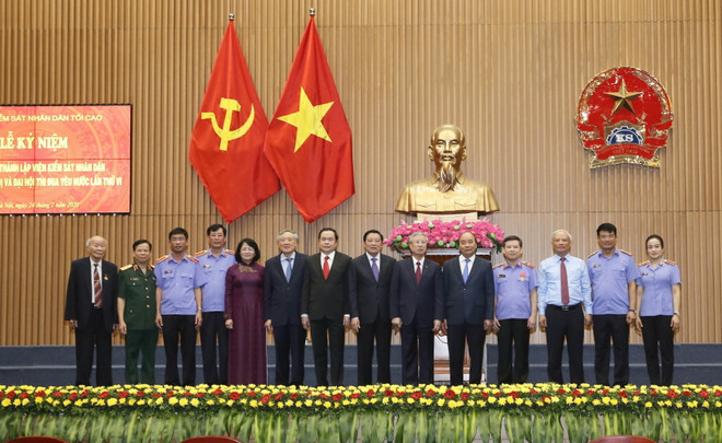 Thủ tướng Nguyễn Xuân Phúc với các đại biểu. (Ảnh: Doãn Tấn/TTXVN) 'Cán bộ kiểm sát nâng cao bản lĩnh đấu tranh chống tham nhũng' ảnh 1