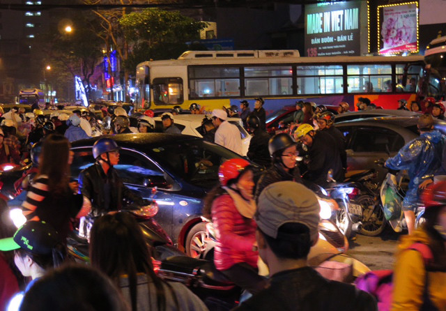 Hà Nội: Đoạn đường gần 1km tắc nghẽn nghiêm trọng trong ngày 8/3 ảnh 4