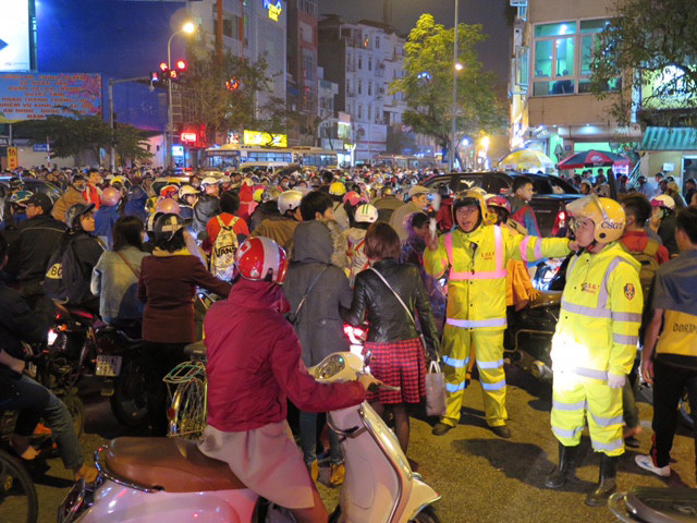 Hà Nội: Đoạn đường gần 1km tắc nghẽn nghiêm trọng trong ngày 8/3 ảnh 2